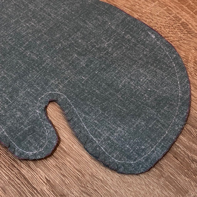 Kinderhandschuhe zusammen naehen, Rundungen einschneiden