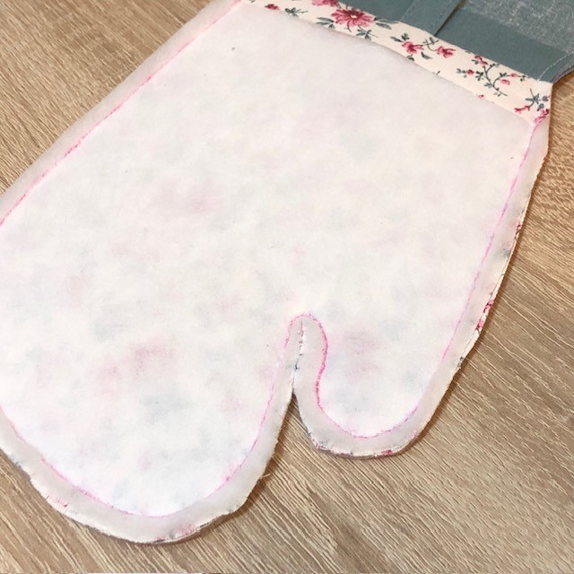 Kinderhandschuhe zusammen naehen, Rundungen einschneiden