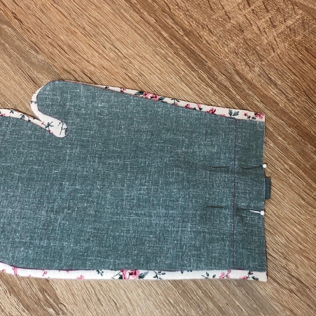 Innenhandschuh und Oberhandschuh übereinander legen