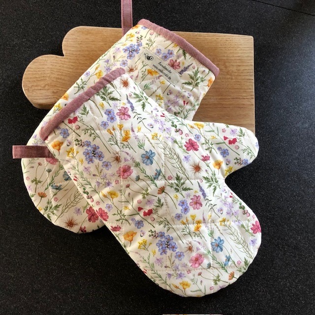 hitzebeständige Ofenhandschuhe in creme mit Blumen